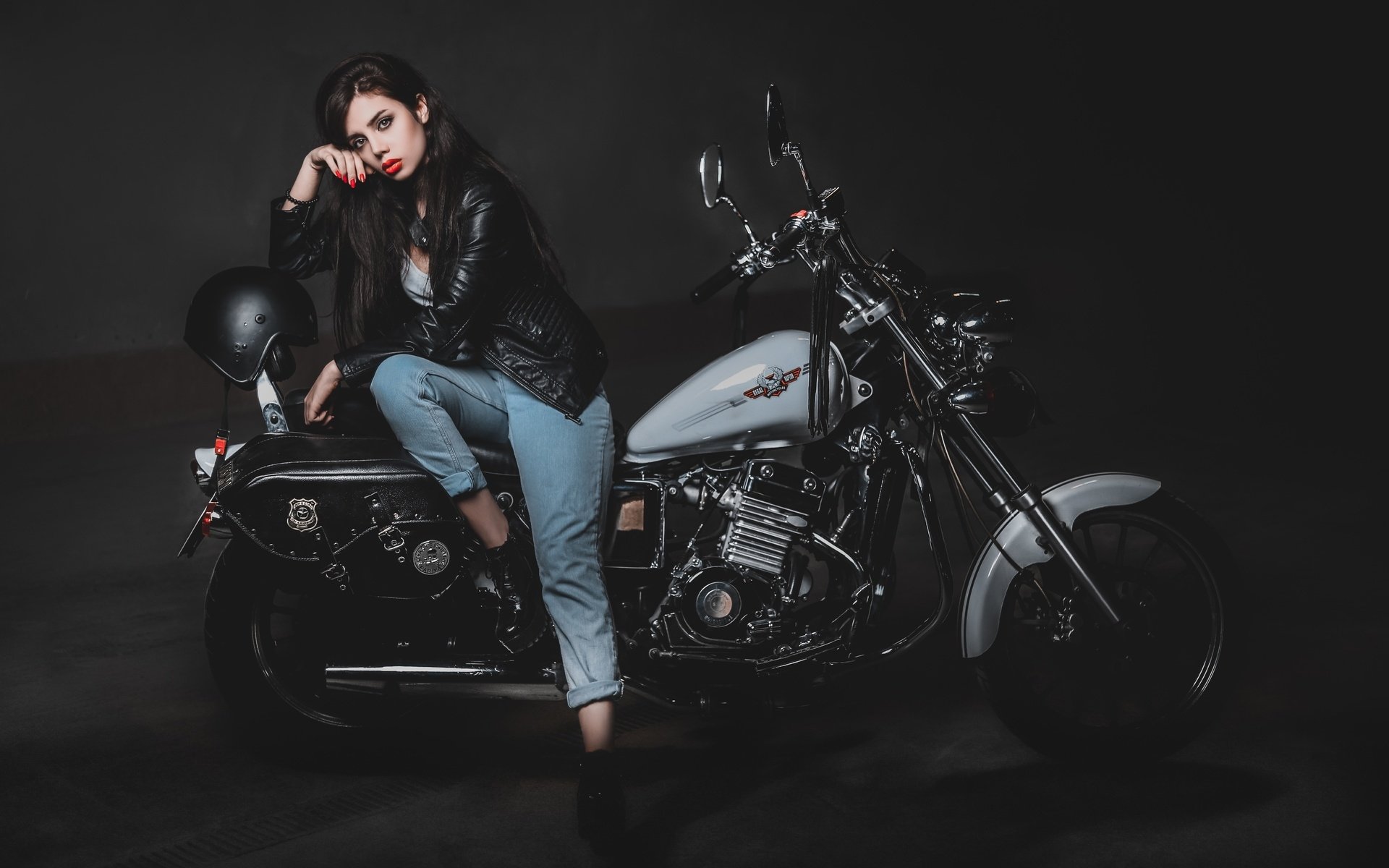 Biker girls: style and drive in City