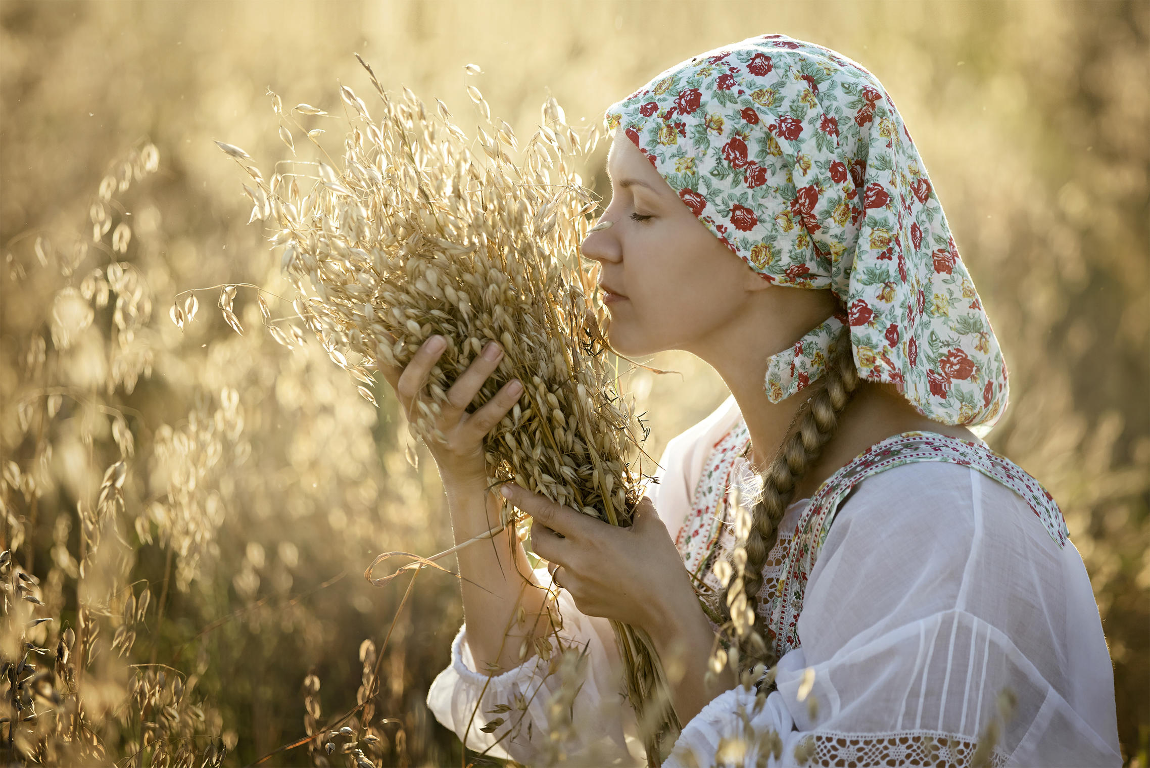 Photo Women in Slavic costumes in City